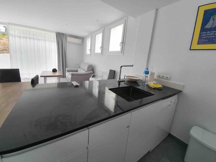 Apartamento Luminoso Planta Baja con terraza a 5 min de la playa Cadaqués Exterior foto
